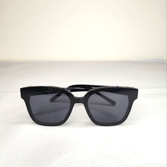 Chanel Sunglasses letters on top - Picture 1 of 17